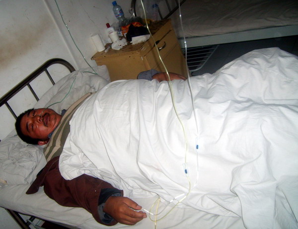 Akhu Jigme sur son lit d'hôpital en 2008